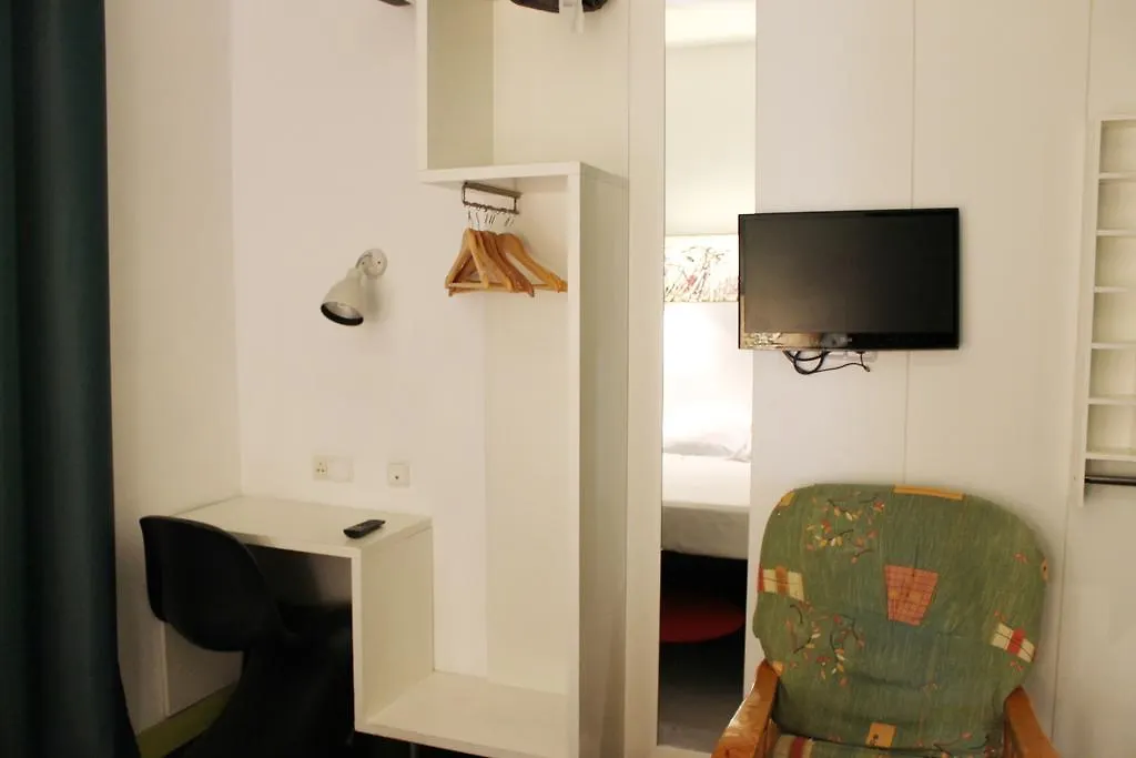 Raval Botella Private Rooms Barcelona Hostel